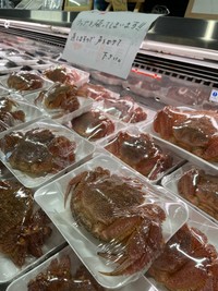 陳列し始めた時は大人しくしている毛蟹たちですが、時間が経つと…（いずれも荒木鮮魚店提供）