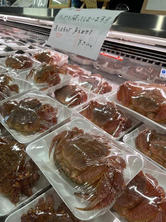 陳列し始めた時は大人しくしている毛蟹たちですが、時間が経つと…（いずれも荒木鮮魚店提供）