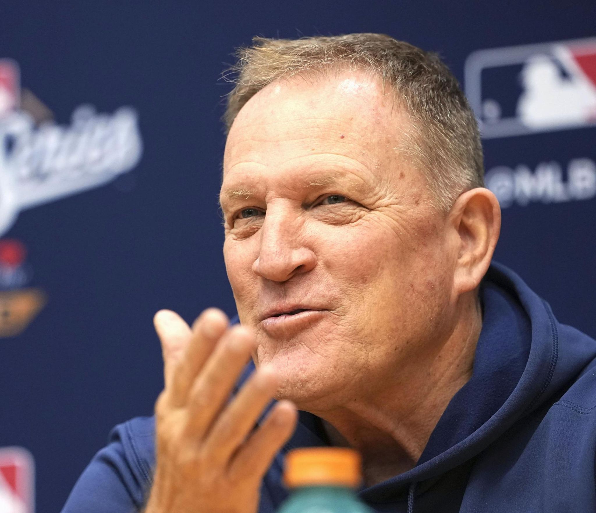 　ワールドシリーズ開幕を前に、記者会見するブルワーズのマーフィー監督＝22日、ミルウォーキー（共同）