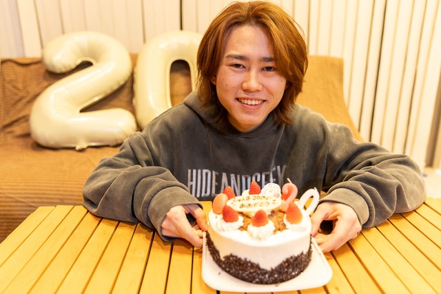 自宅でお祝いのケーキとともに撮影した一枚／ペコさん（@peko.photoland）提供