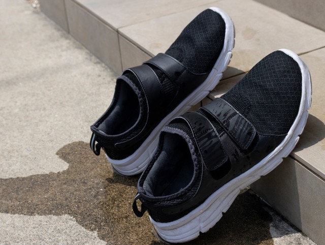 洗った靴、干しても干しても湿ってる…※画像はイメージです（poko42/stock.adobe.com）