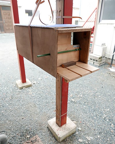 思考錯誤を経て、このような形になった。野生動物が入れないように入口も小さく