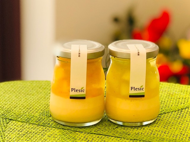 「季節のプリンも楽しみ」というお客さんの声。左がマンゴー、右がメロン