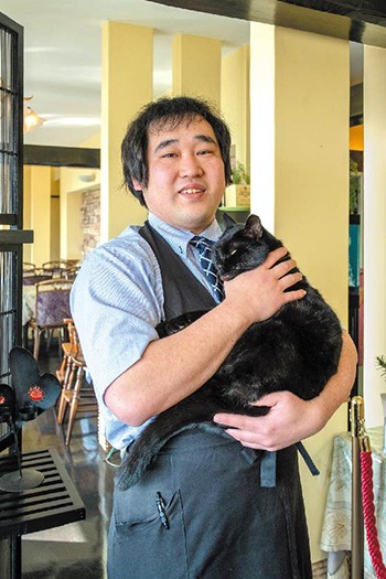 レストランオーナーの槙さんに抱っこ