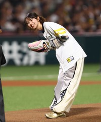 笑顔でお辞儀する齋藤飛鳥