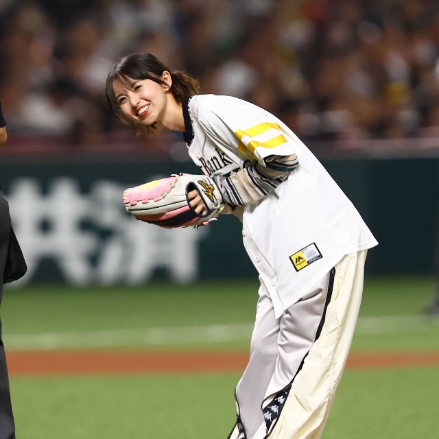 笑顔でお辞儀する齋藤飛鳥