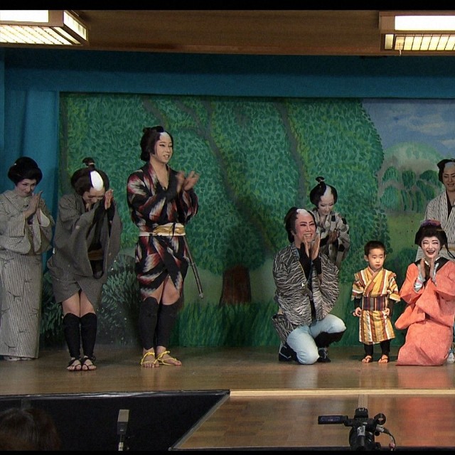 藤井隆と井上咲楽（中央）＝「新婚さんいらっしゃい！」ⓒABCテレビ
