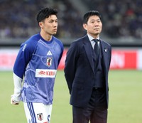 遠藤航(左)と森保一監督