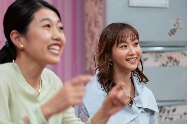 インタビューに応じる人気番組「夫が寝たあとに」のMC、藤本美貴さんと横澤夏子さん