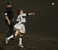 始球式を行う山瀬まみ＝2010年