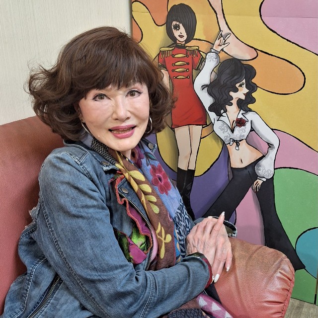 自身の姿もイラストで描かれたゴーゴーイベントの看板を前に思い出を語る山本リンダ＝都内の東京キネマ倶楽部
