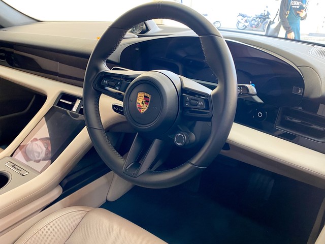 メーター類が全てディスプレイ化されたタイカンのメーター周り。近未来的です。いや、今はこれがスタンダードなのかもしれません