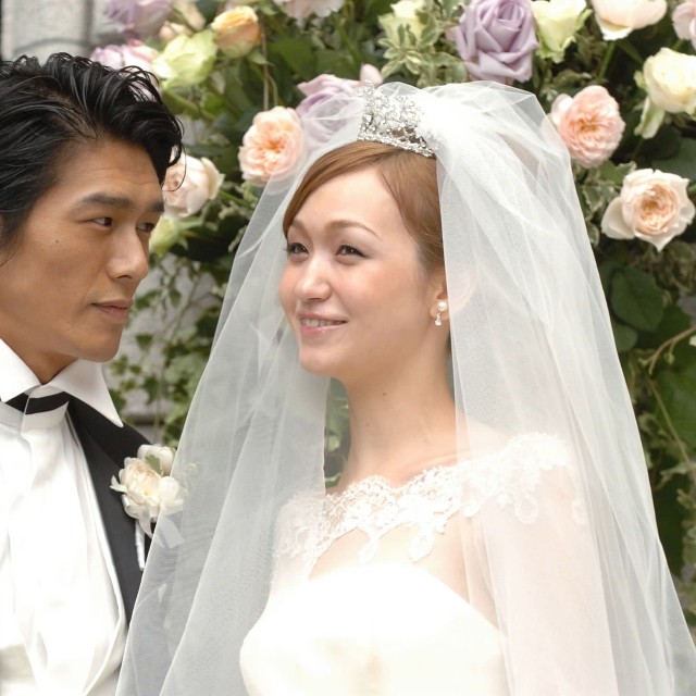 母校で結婚式を挙げる高橋克典と新婦・中西ハンナ＝東京・渋谷区の青山学院大学(2004年)