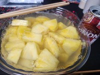 カットパインの容器にそのままお酒を注いだ状態／おにんにんでしたさん（@kouteininnjinn）提供