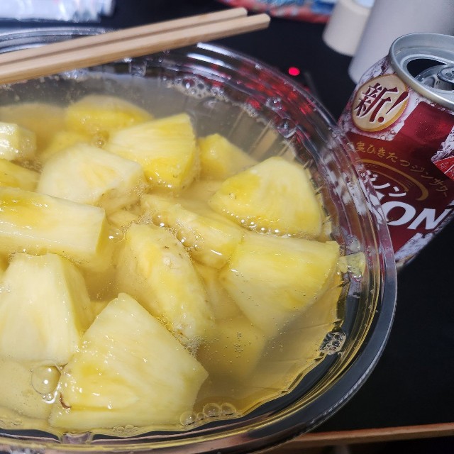 カットパインの容器にそのままお酒を注いだ状態／おにんにんでしたさん（@kouteininnjinn）提供