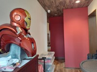 民泊施設の玄関にはアイアンマン