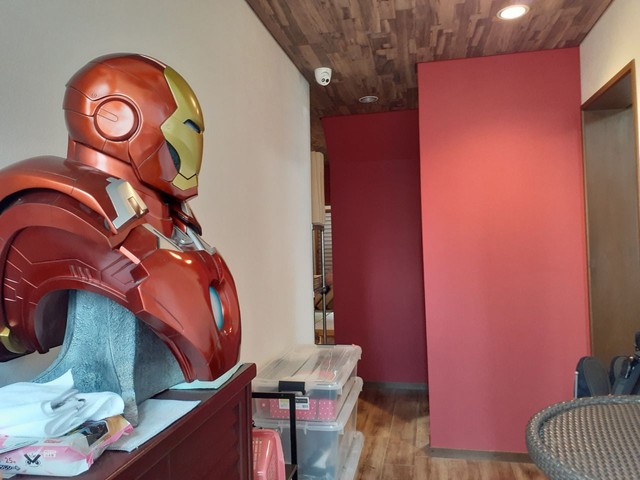 民泊施設の玄関にはアイアンマン