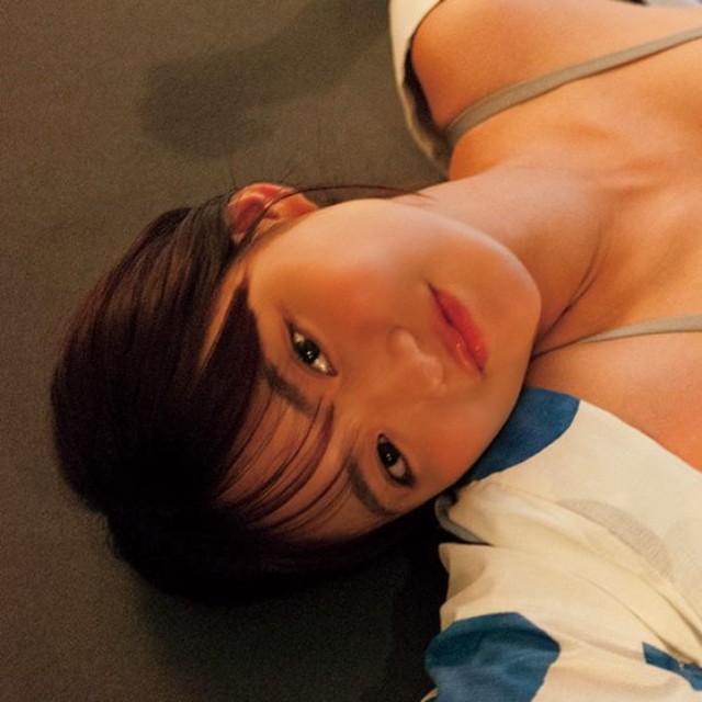 豊田ルナ「旬撮GIRL Vol.30」(扶桑社)より＝撮影：細居幸次郎 ヘアメイク：田村直子 スタイリング：MELON