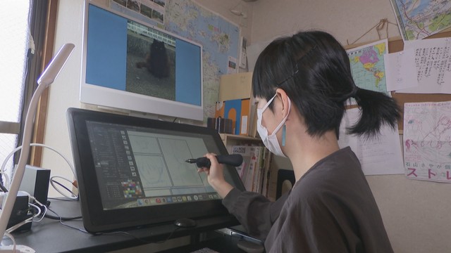 サイトウマドさん執筆の様子　2025年4月取材