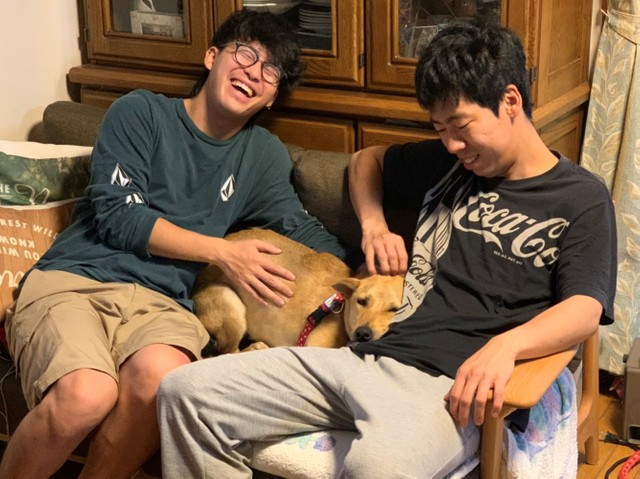 お気に入りのソファーの上ではお兄ちゃんたちにも触られ放題！