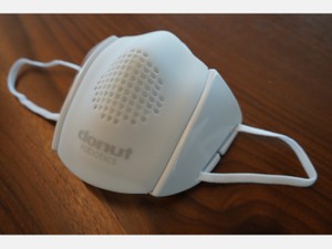 翻訳も議事録作りもできる　日本のベンチャーが生んだ 「スマートマスク」