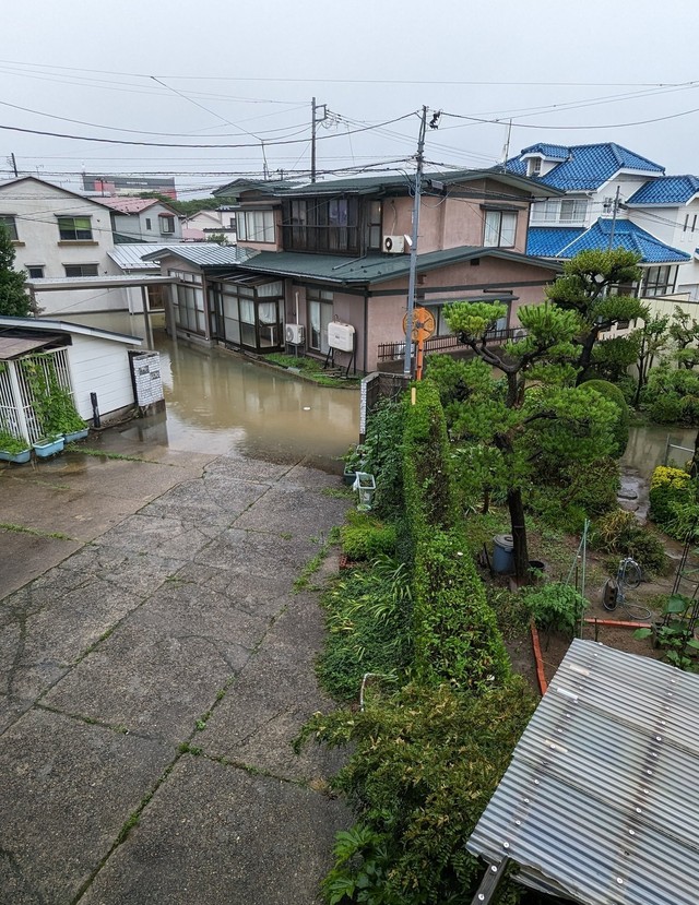 高台に建つたかはしさんの自宅から撮影。太もものあたりまで水が浸かるほどだったという（たかはしさん提供）
