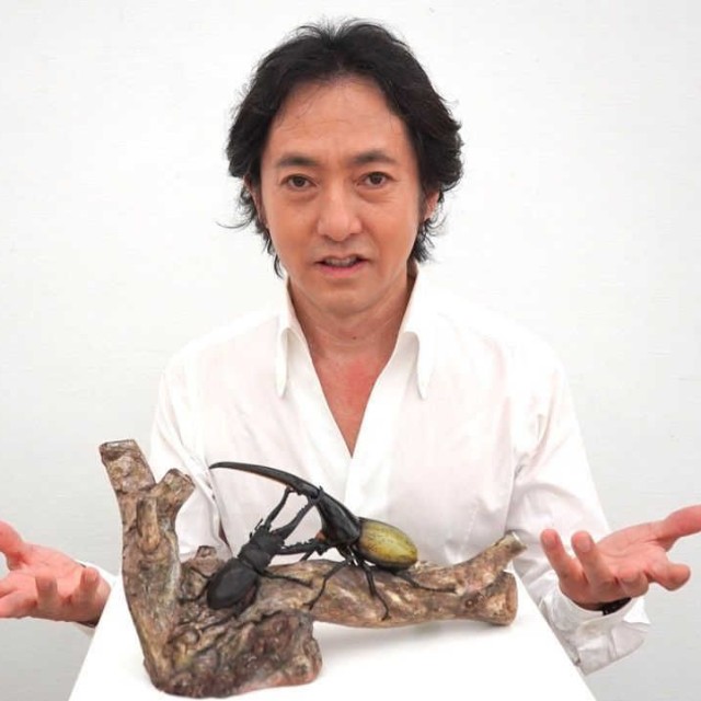 「二科展」入選作品を前にポーズを決める秋川雅史=2024年