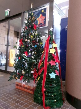 夜光反射材で飾り付け！無事故へ願い込めたクリスマスツリー 岡山南署で