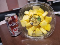 友人が選んだ「カットパイン」とお酒の“せんべろセット”／おにんにんでしたさん（@kouteininnjinn）提供