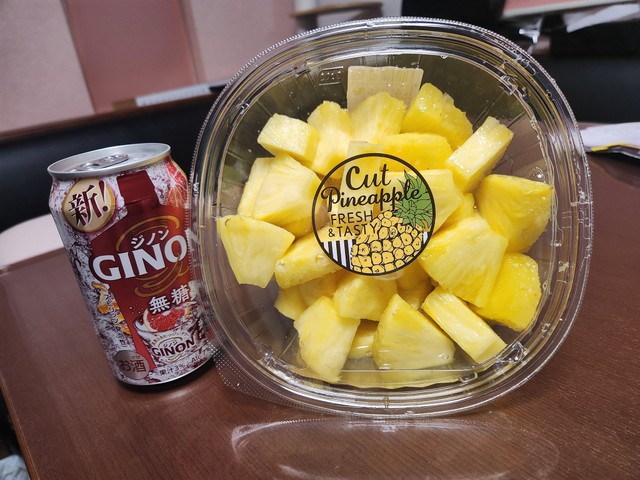 友人が選んだ「カットパイン」とお酒の“せんべろセット”／おにんにんでしたさん（@kouteininnjinn）提供