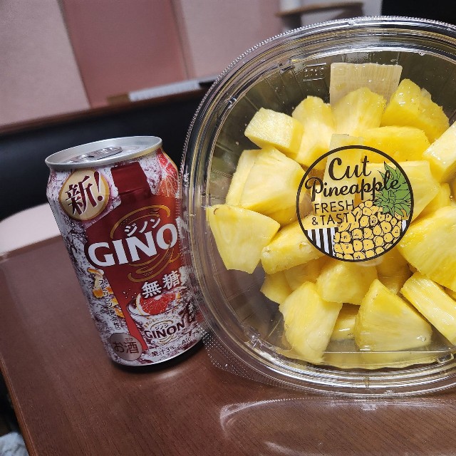 友人が選んだ「カットパイン」とお酒の“せんべろセット”／おにんにんでしたさん（@kouteininnjinn）提供