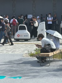 セコムとアルソックの巡回ロボットが、ならんで動かなくなっていました（提供：akita11/JunichiAkitaさん）