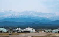 航空自衛隊小松基地と白山連峰(mtaira/stock.adobe.com)
