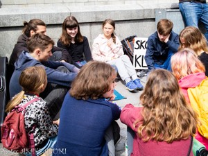 「デモに行き、古着で草食、政治に希望」グレタ効果？北欧の若い世代の実態