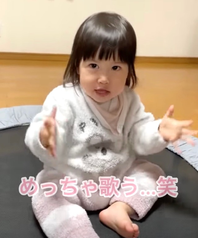 パパのリクエストで、一生懸命歌う次女ちゃん！（提供：rare cheese babyさん）