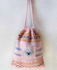 やさしいピンクの糸で編み上げた巾着型のバッグ／risaさん（@koalove_knit）提供