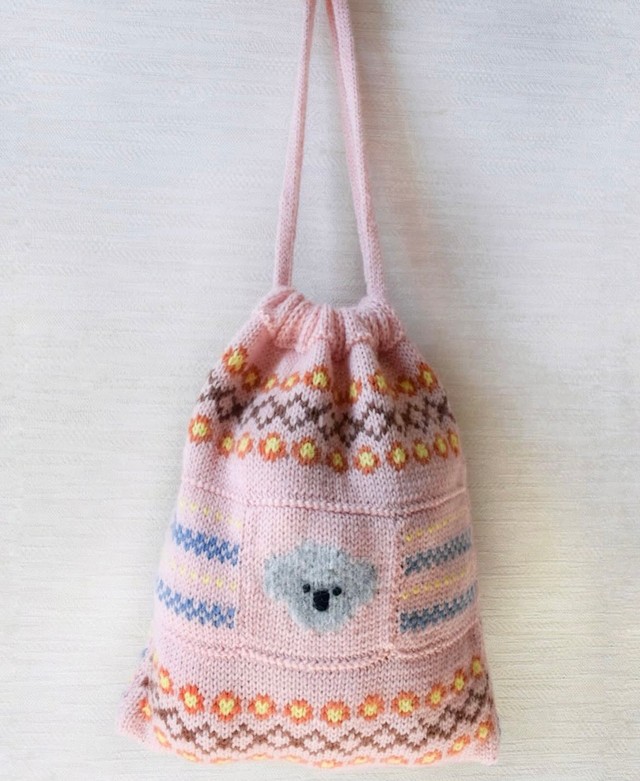 やさしいピンクの糸で編み上げた巾着型のバッグ／risaさん（@koalove_knit）提供