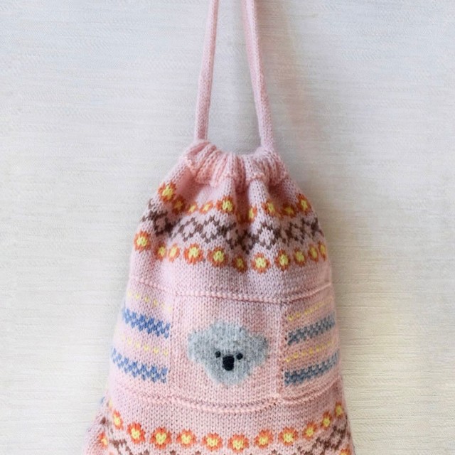 やさしいピンクの糸で編み上げた巾着型のバッグ／risaさん（@koalove_knit）提供
