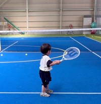 テニスコートでラケットを構える2歳の男の子（提供：@han10_tennisさん）