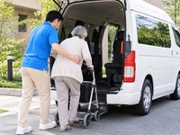 送迎車に乗り込む高齢者※画像はイメージです（ponta1414/stock.adobe.com）