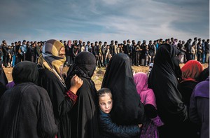 極度の緊張 しがみつく少女