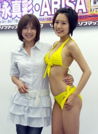 白石まるみ（左）とＤＶＤ発売イベントを行った娘の守永真彩＝2009年