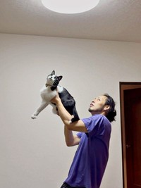 まるで宗教画！？ 天井照明の虫を見つめるフジくんと、抱き上げるパパ（画像提供：ろうそくしっぽのフジさん）