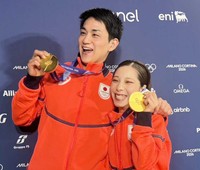 金メダルを手に笑顔の三浦璃来（右）と木原龍一