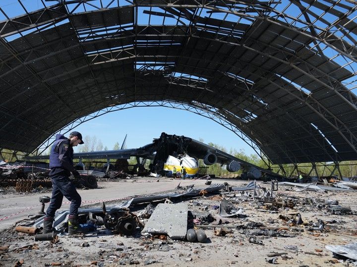 公開されたホストメリの空港には、がれきが散乱していた。後方は世界最大の航空機「アントノフ２２５ムリーヤ」＝２０２２年５月５日、ウクライナ首都キーウ近郊ホストメリ、朝日新聞社・諫山卓弥撮影