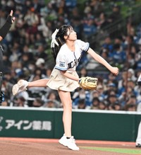 始球式を務めた舩戸美羽