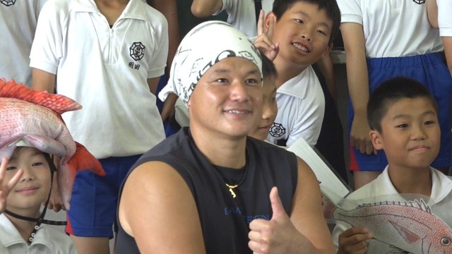 香川県の人気YouTuber「小豆島の漁師はまゆう」さんが地元の小学校で出前授業　17日