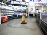 傾いている場所もあるけれど、買い物をするのに支障があるようには思えませんでした（筆者撮影）