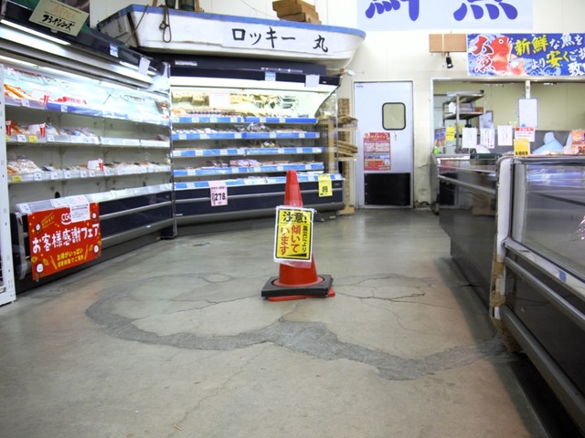 傾いている場所もあるけれど、買い物をするのに支障があるようには思えませんでした（筆者撮影）