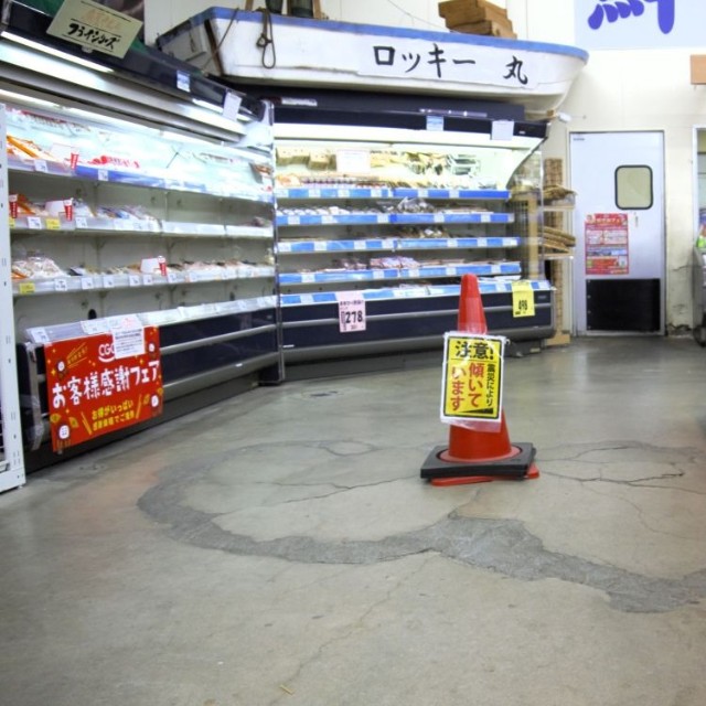傾いている場所もあるけれど、買い物をするのに支障があるようには思えませんでした（筆者撮影）